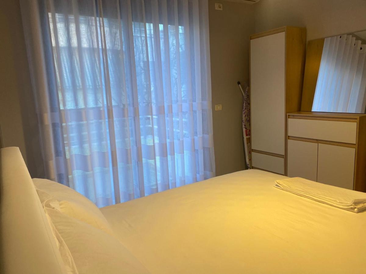 Apartment Cheerful 2-bedroom In Golem (Tirana)